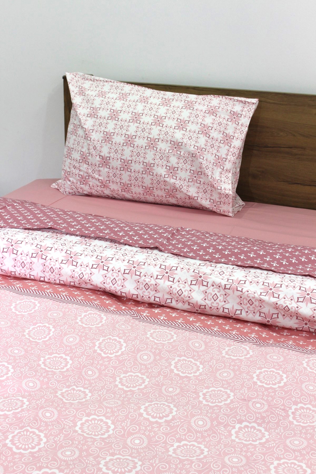 Pembe Geometrik Nevresim Takımı Tek Kişilik